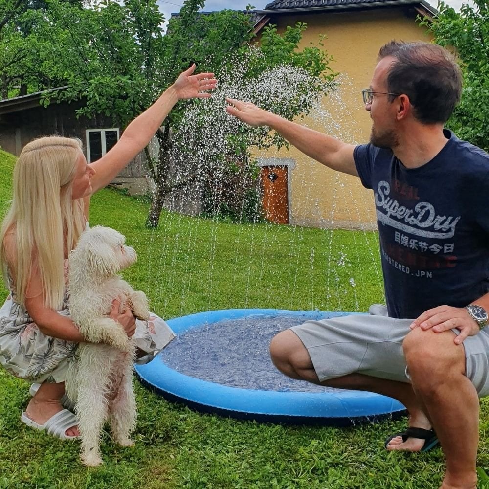 🐶Foldable Dog Swimming Pool with Water Sprayer – Cooling Paddling Mat for Garden, Patio & Summer Play Days
