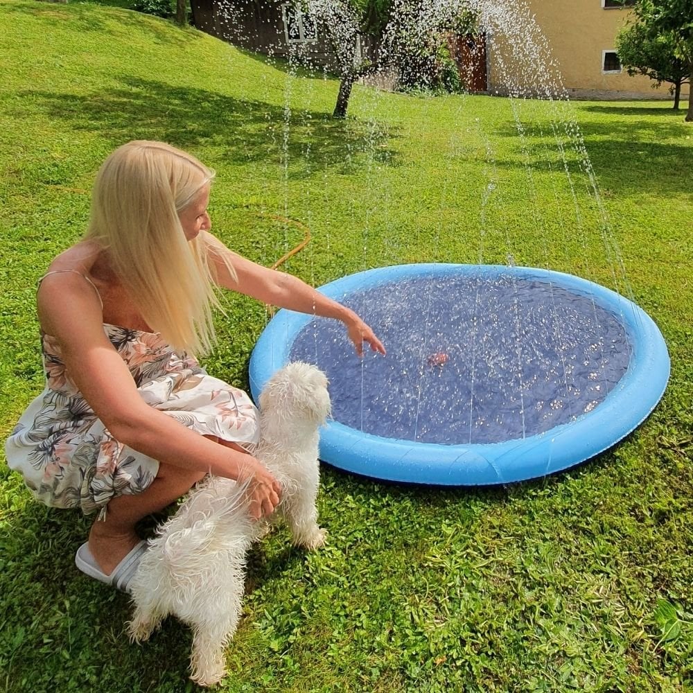 🐶Foldable Dog Swimming Pool with Water Sprayer – Cooling Paddling Mat for Garden, Patio & Summer Play Days